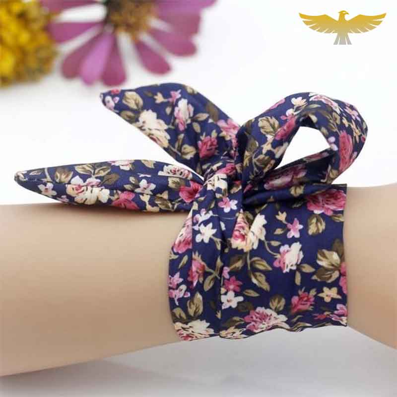 BRACELET FOULARD BLEU MARINE À FLEURS ROSES