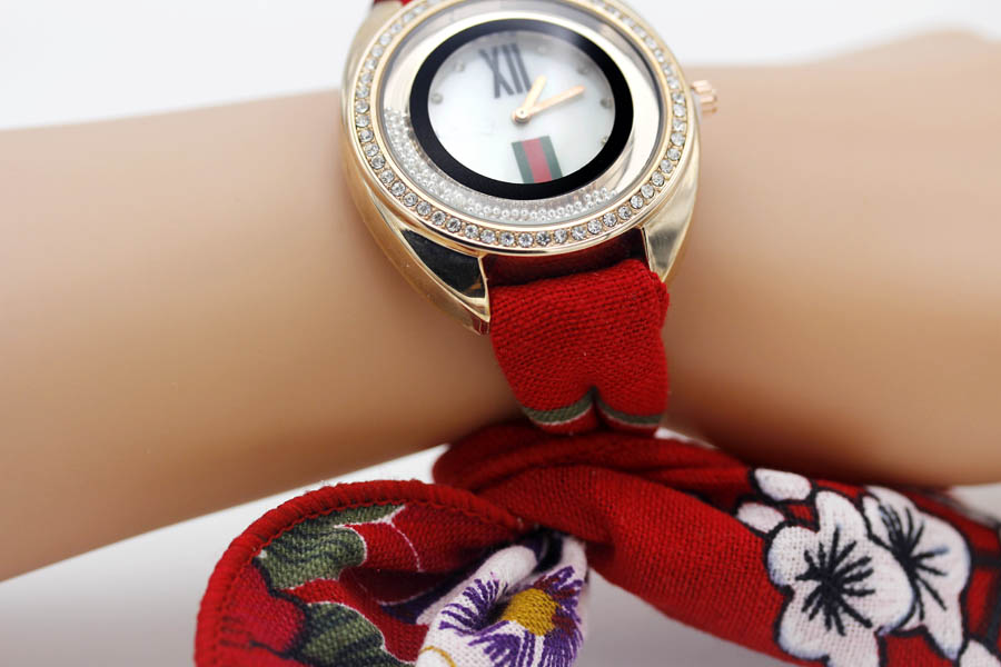 Montre foulard rouge et noir